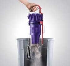 Emptying vacuum cleaner bin